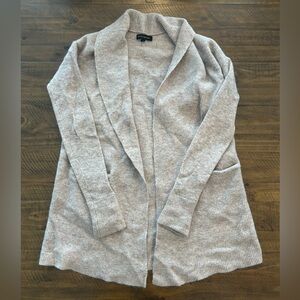 Banana Republic tan cardigan with pockets. Size: XS